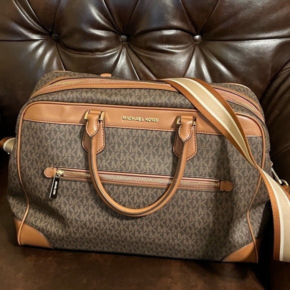 Used like new 3-piece Michael Kors Luggage Set. - Picture 2 of 4